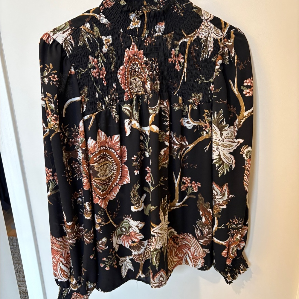 Chic Floral Print Blouse in Black